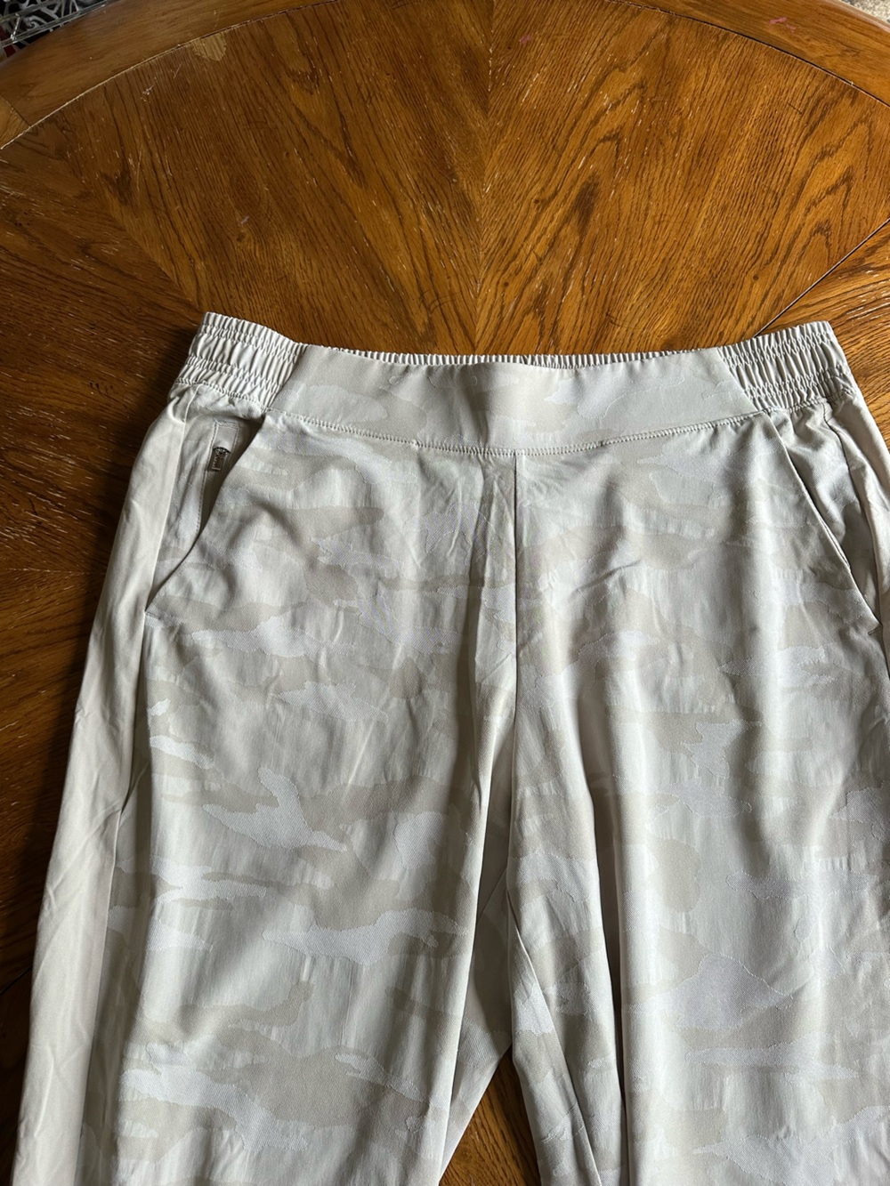 Athleta Women’s Size 14 Jogger Pants Beige Tonal Camo Jacquard Pull-On